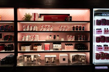 KUALA LUMPUR, MALAYSIA - 02 Aralık 2023: NU Sentral alışveriş merkezindeki Victoria 's Secret mağazasında raflarda sergilenen satıcı şişeler. 