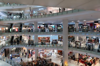 KUALA LUMPUR, MALAYSIA - 02 Aralık 2023: Kuala Lumpur 'daki Nu Sentral alışveriş merkezinin içi.