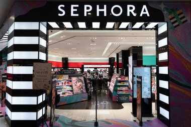 KUALA LUMPUR, MALAYSIA - 02 Aralık 2023: NU Sentral alışveriş merkezindeki Sephora mağazasının girişi. Sephora, kişisel bakım ve güzellik ürünlerinin küresel perakendecisidir..