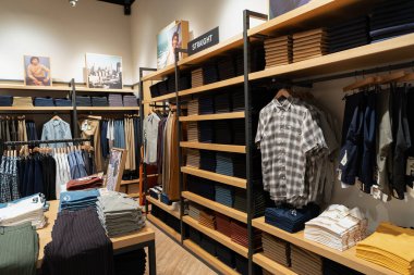 KUALA LUMPUR, MALAYSIA - 02 Aralık 2023: Kuala Lumpur 'daki Nu Sentral alışveriş merkezindeki liman mağazasında giysi sergileniyor.