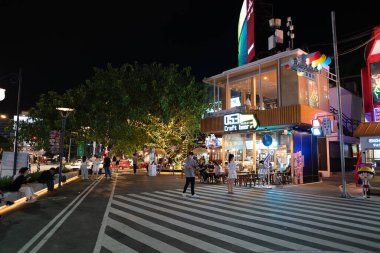 CHIANG MAI, THAILAND - 24 Ekim 2023: Chiang Mai 'deki Think Park' taki 053 Craft Birasının sokak manzarası..