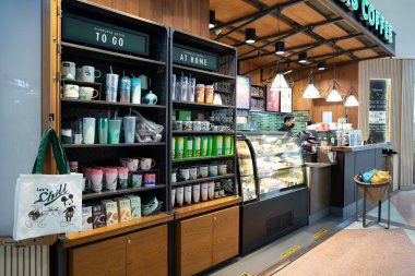 CHIANG MAI, THAILAND - 26 Ekim 2023: Chiang Mai 'deki Starbucks Kafe' nin tipik perakende satış alanı.