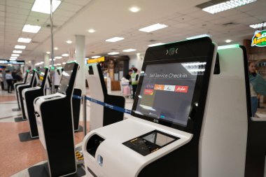 CHIANG MAI, THAILAND - 26 Ekim 2023: Chiang Mai Uluslararası Havaalanı 'ndaki self servis büfeleri.