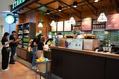 CHIANG MAI, THAILAND - 26 Ekim 2023: Chiang Mai Uluslararası Havalimanı Starbucks 'taki tipik perakende satış alanı.