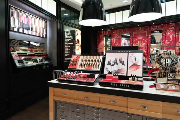 KUALA LUMPUR, MALAYSIA - 01 Aralık 2023: Bobbi Brown makyaj ürünleri Suria KLCC alışveriş merkezinde sergilenmektedir. Bobbi Brown tanınmış bir Amerikan makyaj markası..