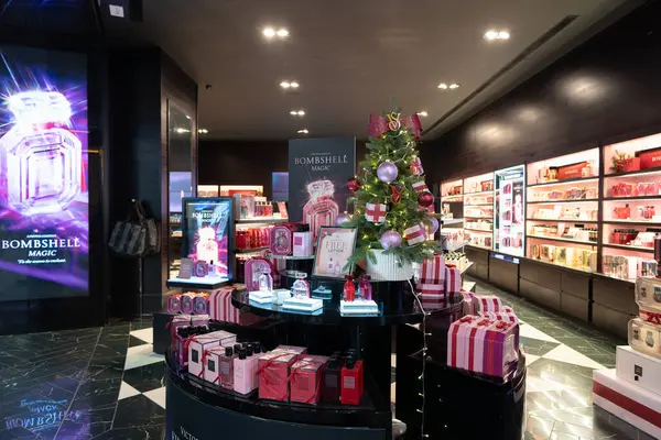 KUALA LUMPUR, MALAYSIA - 02 Aralık 2023: NU Sentral 'deki Victoria' s Secret mağazasında eşya ve Noel süslemeleri. Victoria 's Secret bir Amerikan iç çamaşırı, giysi ve güzellik perakendecisi..