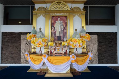 CHIANG MAI, THAILAND - 26 Ekim 2023: Kral Rama IX portresi Chiang Mai Uluslararası Havalimanında sergileniyor.