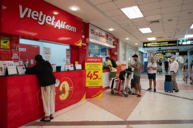 CHIANG MAI, THAILAND - 26 Ekim 2023: Chiang Mai Uluslararası Havaalanı 'ndaki satış tezgahları.