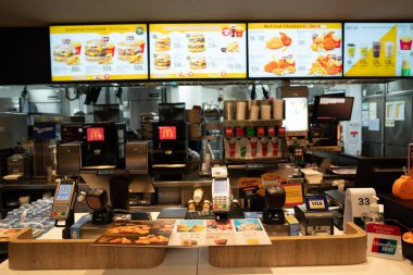 CHIANG MAI, THAILAND - 26 Ekim 2023: Chiang Mai Uluslararası Havalimanı 'ndaki McDonald' s fast food restoranında nakit masası.