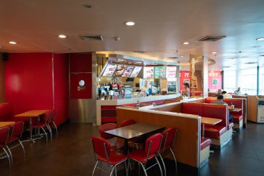 CHIANG MAI, THAILAND - 26 Ekim 2023: Chiang Mai Uluslararası Havalimanı 'ndaki Burger King fast food restoranı.