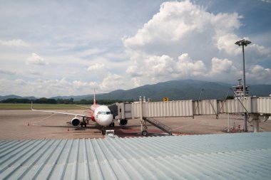 CHIANG MAI, THAILAND - 26 Ekim 2023: Chiang Mai 'de pistte bir AirAsia uçağı.