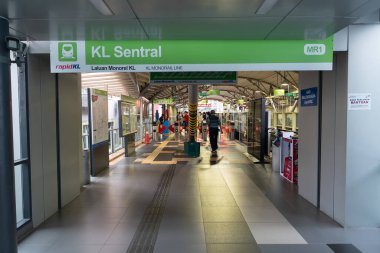 KUALA LUMPUR, MALAYSIA - 02 Aralık 2023: KL Sentral Monorail İstasyonu 'nun içi. Kuala Lumpur Monoray, Bukit Bintang ve KL Sentral gibi anahtar alanları birbirine bağlayan tek hatlı bir hizmettir..