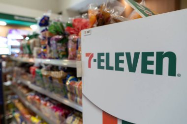 KUALA LUMPUR, MALAYSIA - 02 Aralık 2023: 7-Eleven işareti yakın çekim. 7-Eleven, yiyecek, içecek ve temel ihtiyaçlar sunan küresel bir market zinciri..