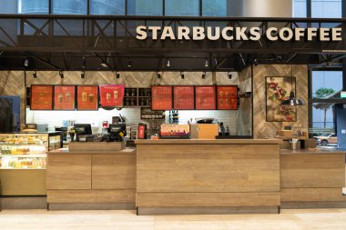 KUALA LUMPUR, MALAYSIA - 02 Aralık 2023: Kuala Lumpur 'da Starbucks Kahvesi. Starbucks, özel kahve içecekleri ve hamur işleriyle bilinen küresel çapta tanınan bir kahve dükkanı zinciri..