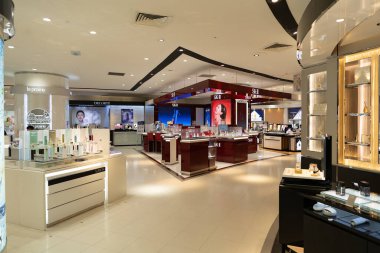 KUALA LUMPUR, MALAYSIA - 02 Aralık 2023: Suria KLCC 'deki Isetan' da kozmetik ürünler sergilenmektedir. Isetan, Kuala Lumpur 'da popüler bir Japon mağazasıdır.