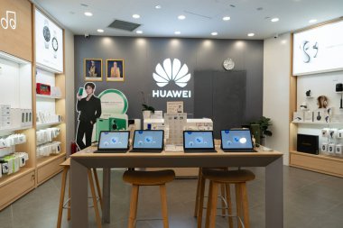 KUALA LUMPUR, MALAYSIA - 02 Aralık 2023: Aletler Suria KLCC alışveriş merkezinde Huawei mağazasında sergileniyor. Huawei, yenilikçi elektronikleriyle tanınan küresel bir teknoloji lideri..