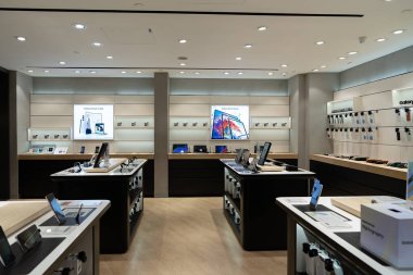 KUALA LUMPUR, MALAYSIA - Aralık 02, 2023: Aletler Suria KLCC 'deki Samsung Tecrübe Mağazasında sergileniyor. Samsung, yenilikçi cihazları ve elektronikleriyle tanınan küresel bir teknoloji lideri..