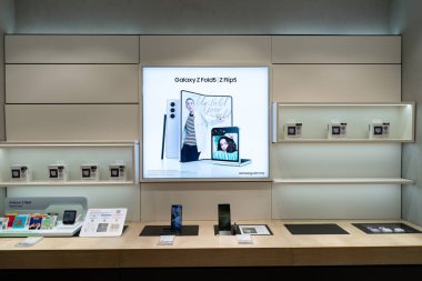 KUALA LUMPUR, MALAYSIA - Aralık 02, 2023: Aletler Suria KLCC 'deki Samsung Tecrübe Mağazasında sergileniyor. Samsung, yenilikçi cihazları ve elektronikleriyle tanınan küresel bir teknoloji lideri..