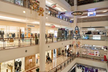 KUALA LUMPUR, MALAYSIA - 02 Aralık 2023: Kuala Lumpur 'daki Petronas İkiz Kuleleri' nin temelindeki büyük, lüks bir alışveriş merkezi olan Suria KLCC 'nin iç çekimi.