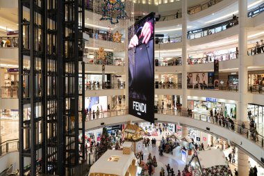 KUALA LUMPUR, MALAYSIA - 02 Aralık 2023: Suria KLCC 'deki avluda Noel süslemeleri. Suria KLCC Petronas İkiz Kuleleri 'nin dibinde büyük, lüks bir alışveriş merkezi..