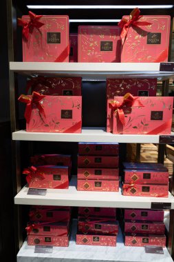 KUALA LUMPUR, MALAYSIA - 02 Aralık 2023: Godiva ürünleri Suria KLCC 'deki kafede sergilenmektedir. Godiva, prestijli çikolata ve ikramlarıyla tanınan prestijli bir çikolatacıdır..