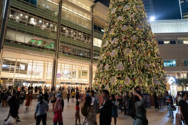 KUALA LUMPUR, MALAYSIA - 02 Aralık 2023: Arka planda Suria KLCC ile Esplanade 'deki bir Noel ağacının kopyası.