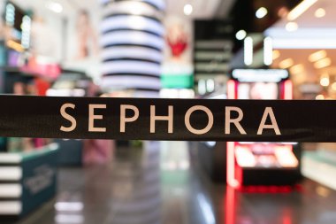 KUALA LUMPUR, MALAYSIA - 02 Aralık 2023: K Bulvarı 'ndaki Sephora mağazası. Sephora, kişisel bakım ve güzellik ürünlerinin küresel perakendecisidir.