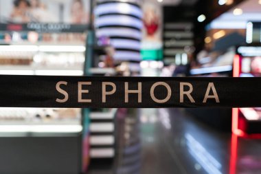 KUALA LUMPUR, MALAYSIA - 02 Aralık 2023: K Bulvarı 'ndaki Sephora mağazası. Sephora, kişisel bakım ve güzellik ürünlerinin küresel perakendecisidir.