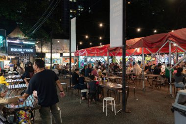 KUALA LUMPUR, MALAYSIA - 02 Aralık 2023: Kuala Lumpur 'da çeşitli yiyecek sağlayıcıları tarafından sunulan hareketli bir yer olan Tapak Yemek Kamyonu Parkı' nın sokak manzarası.