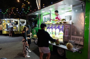 KUALA LUMPUR, MALAYSIA - 02 Aralık 2023: Tapak Yemek Kamyonu Parkı 'nda hindistan cevizi içeceği kamyonu,.
