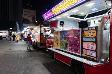 KUALA LUMPUR, MALAYSIA - 02 Aralık 2023: Kuala Lumpur 'da çeşitli yiyecek sağlayıcıları tarafından sunulan hareketli bir yer olan Tapak Yemek Kamyonu Parkı' nın sokak manzarası.