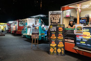 KUALA LUMPUR, MALAYSIA - 02 Aralık 2023: Kuala Lumpur 'da çeşitli yiyecek sağlayıcıları tarafından sunulan hareketli bir yer olan Tapak Yemek Kamyonu Parkı' nın sokak manzarası.