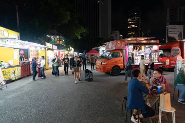KUALA LUMPUR, MALAYSIA - 02 Aralık 2023: Kuala Lumpur 'da çeşitli yiyecek sağlayıcıları tarafından sunulan hareketli bir yer olan Tapak Yemek Kamyonu Parkı' nın sokak manzarası.