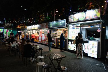 KUALA LUMPUR, MALAYSIA - 02 Aralık 2023: Kuala Lumpur 'da çeşitli yiyecek sağlayıcıları tarafından sunulan hareketli bir yer olan Tapak Yemek Kamyonu Parkı' nın sokak manzarası.