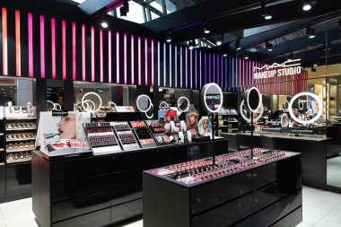 KUALA LUMPUR, MALAYSIA - ARALIK 03, 2023: MAC ürünleri KLIA Havaalanı vergisiz alanında sergilenmektedir. MAC, çok çeşitli makyaj ürünleriyle tanınan önde gelen bir kozmetik ürünüdür..