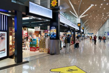 KUALA LUMPUR, MALAYSIA - 03 ARALIK 2023 KLIA Havaalanı 'nın gümrüksüz bölgesi. Vergisiz mal, yerel vergiler olmadan, genellikle havaalanlarında, uluslararası gezginler için satılan mallardır..