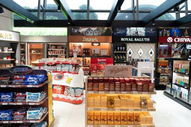 KUALA LUMPUR, MALAYSIA - ARALIK 03, 2023: KLIA Havaalanı gümrüksüz alanında sergilenen mallar. Vergisiz mal, yerel vergiler olmadan, genellikle havaalanlarında, uluslararası gezginler için satılan mallardır..