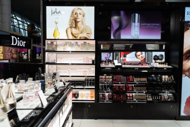 KUALA LUMPUR, MALAYSIA - ARALIK 03, 2023: KLIA Havaalanı 'nın gümrüksüz alanında sergilenen Dior ürünleri. Dior lüks bir markadır. Moda, parfüm ve kozmetik ürünleriyle tanınır..