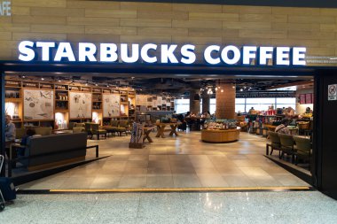 KUALA LUMPUR, MALAYSIA - 03 ARALIK 2023 KLIA 'DA Starbucks Kahvesine giriş. Starbucks, özel kahve içecekleri ve hamur işleriyle bilinen küresel çapta tanınan bir kahve dükkanı zinciri..