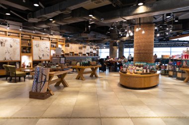 KUALA LUMPUR, MALAYSIA - 03 Aralık 2023: KLIA 'daki Starbucks Kahvesi' nin iç çekimi. Starbucks, özel kahve içecekleri ve hamur işleriyle bilinen küresel çapta tanınan bir kahve dükkanı zinciri..