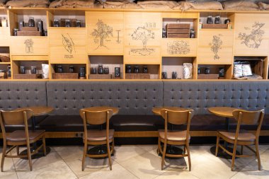 KUALA LUMPUR, MALAYSIA - 03 Aralık 2023: KLIA 'daki Starbucks Kahvesi' nin iç çekimi. Starbucks, özel kahve içecekleri ve hamur işleriyle bilinen küresel çapta tanınan bir kahve dükkanı zinciri..