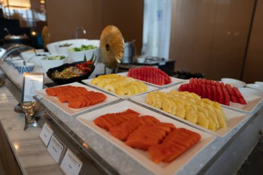 KUALA LUMPUR, MALAYSIA - Aralık 03, 2023: Malezya Havayolları Bölgesel Altın Salonu 'nda açık büfe alanında meyve parçaları servis edildi. 