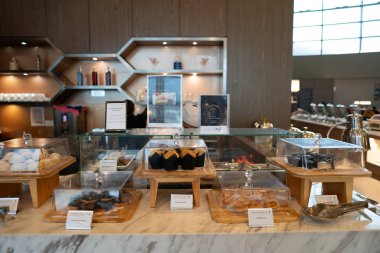 KUALA LUMPUR, MALAYSIA - Aralık 03, 2023: Malezya Havayolları Bölgesel Altın Lounge KLIA açık büfe alanı. Salon, Uluslararası Ana Terminal Binası 'nın asma katında yer almaktadır..