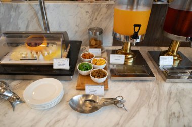 KUALA LUMPUR, MALAYSIA - Aralık 03, 2023: Malezya Havayolları Bölgesel Altın Lounge KLIA açık büfe alanı. Salon, Uluslararası Ana Terminal Binası 'nın asma katında yer almaktadır..