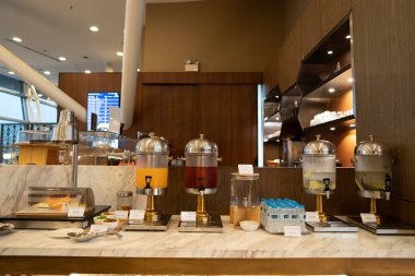 KUALA LUMPUR, MALAYSIA - Aralık 03, 2023: Malezya Havayolları Bölgesel Altın Lounge KLIA açık büfe alanı. Salon, Uluslararası Ana Terminal Binası 'nın asma katında yer almaktadır..