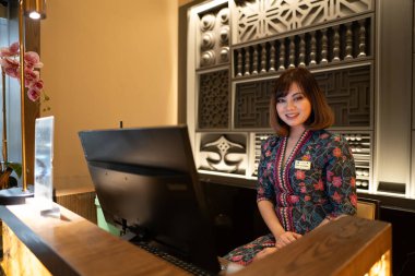 KUALA LUMPUR, MALAYSIA - 03 ARALIK 2023: Malezya Havayolları Altın Salon Görevlisi. Malezya Havayolları, yerli ve uluslararası seferler sunan Malezya ulusal havayolu şirketidir..