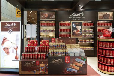 KUALA LUMPUR, MALAYSIA - 03 Aralık 2023 KLIA Havaalanı 'ndaki vergisiz bölgede Lindt mağazası. Lindt kaliteli çikolatalarıyla tanınan birinci sınıf bir marka..