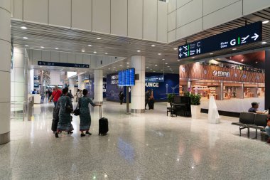 KUALA LUMPUR, MALAYSIA - 03 ARALIK 2023 KLIA Havaalanı 'nın gümrüksüz bölgesi. Vergisiz mal, yerel vergiler olmadan, genellikle havaalanlarında, uluslararası gezginler için satılan mallardır..