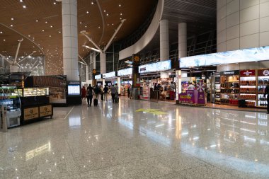 KUALA LUMPUR, MALAYSIA - 03 ARALIK 2023 KLIA Havaalanı 'nın gümrüksüz bölgesi. Vergisiz mal, yerel vergiler olmadan, genellikle havaalanlarında, uluslararası gezginler için satılan mallardır..