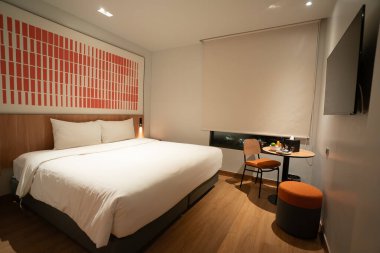 CHIANG MAI, THAILAND - 15 Ekim 2023: Ibis Chiang Mai Nimman Journeyhub 'daki Standart Çift Oda' nın iç çekimi.